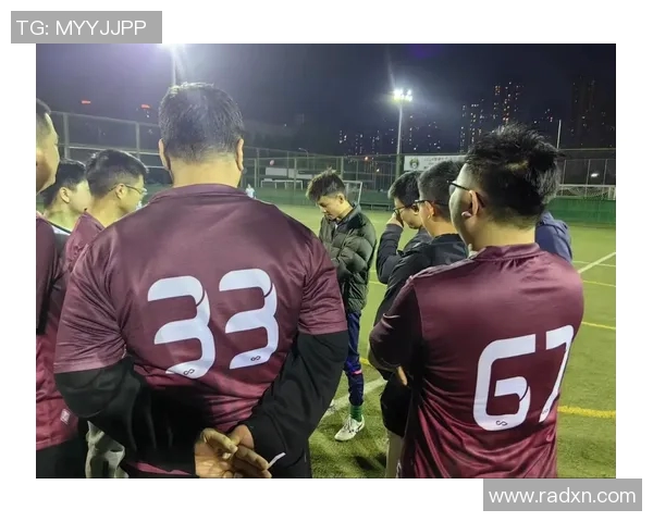 足球巨星与粉丝亲密互动瞬间展现温情与热爱